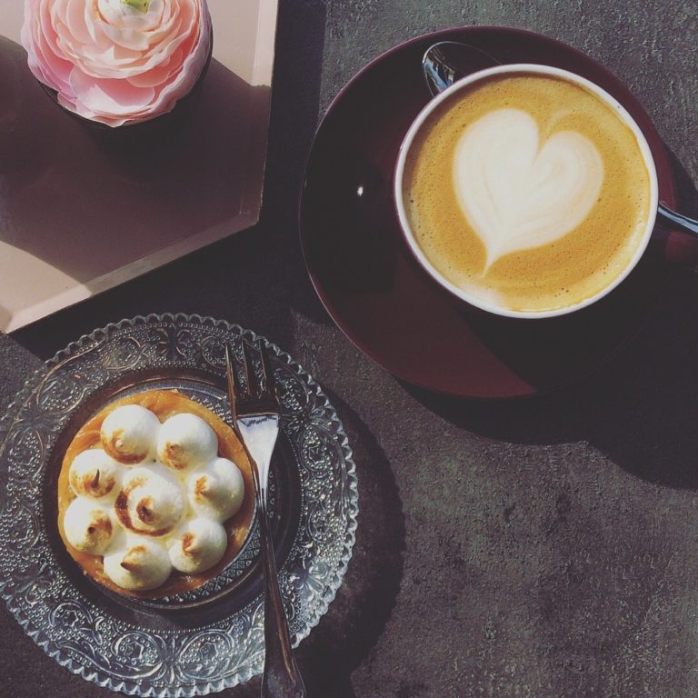 Cappuccino Tartelette Rhabarber Latte Art Herz Cafe Magdeburg Mademoiselle Cupcake Innenstadt Kaffee trinken